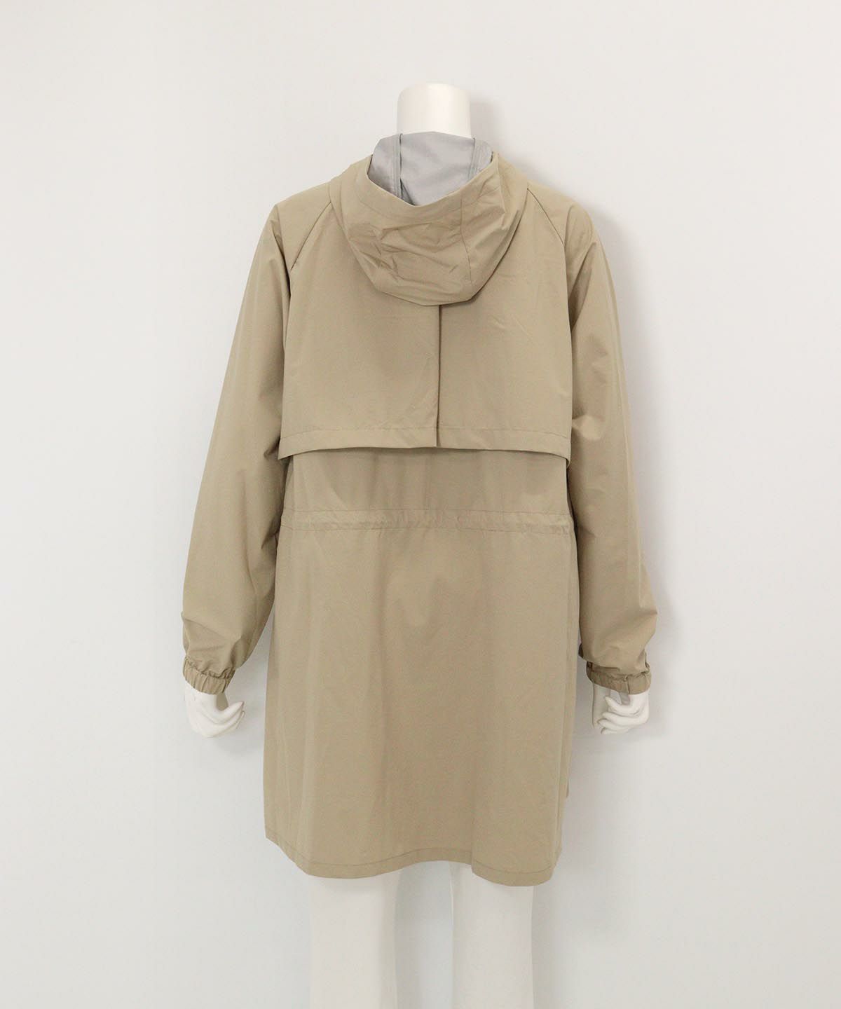 フード付撥水ナイロンコート(ベージュ)後ろ