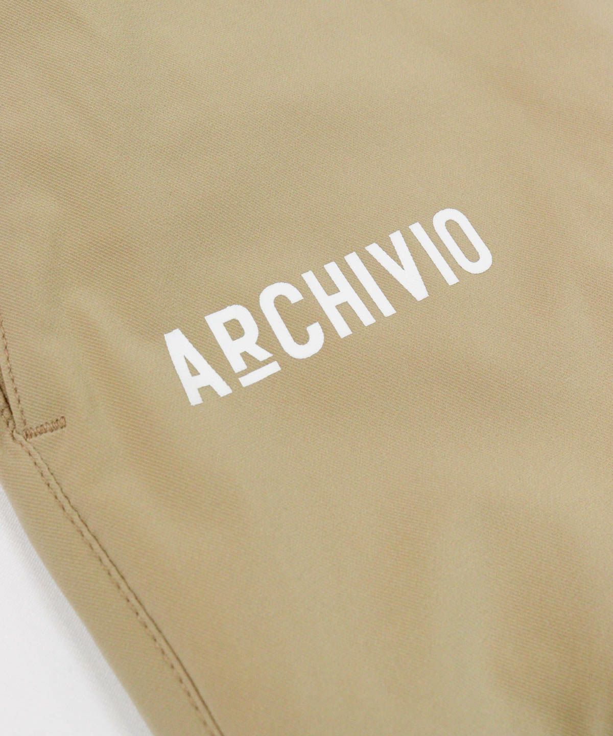 ロゴデザイン部分（ベージュ）