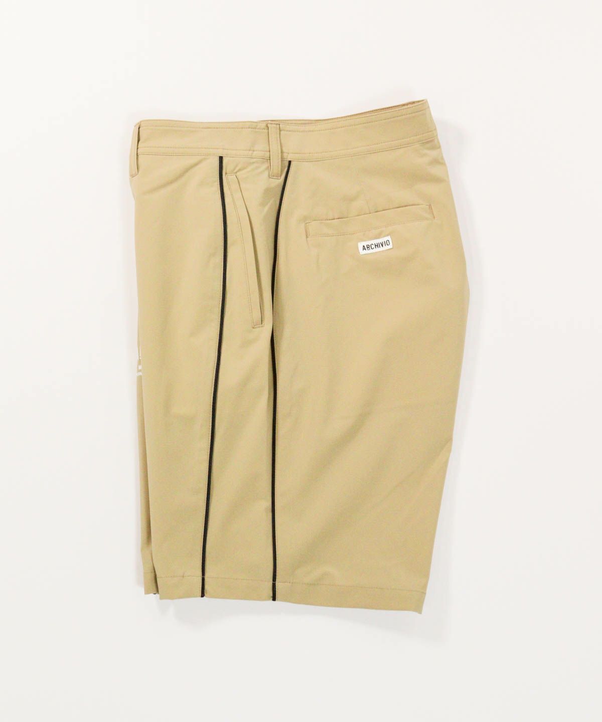 【メンズ】パイピングラインショートパンツ横（ベージュ）