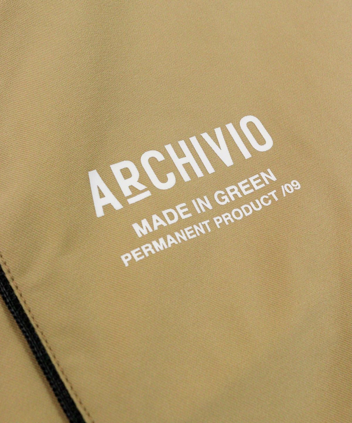 ロゴデザイン部分（ベージュ）