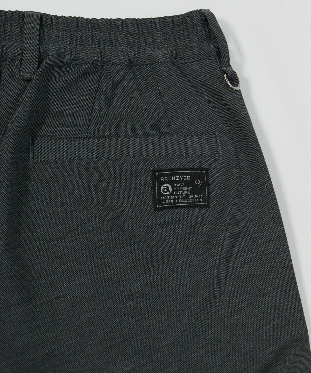 後ポケット部分（グレー）