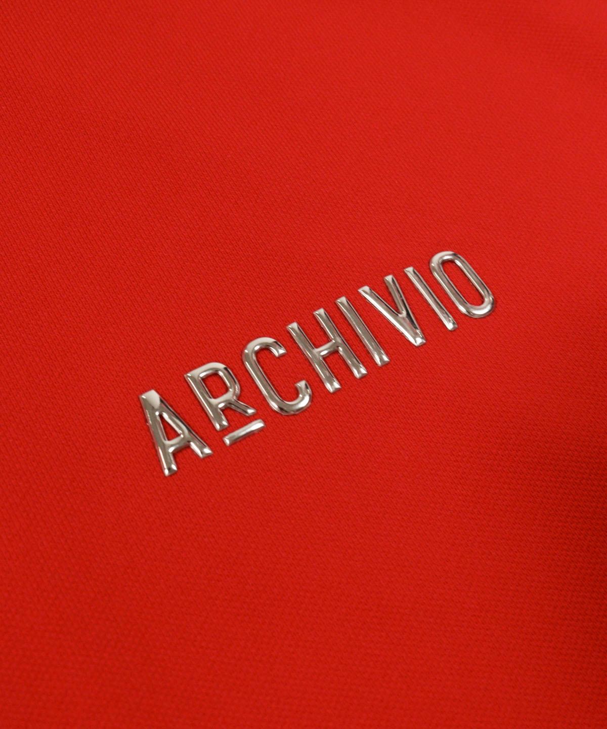 胸元ロゴデザイン部分（レッド）