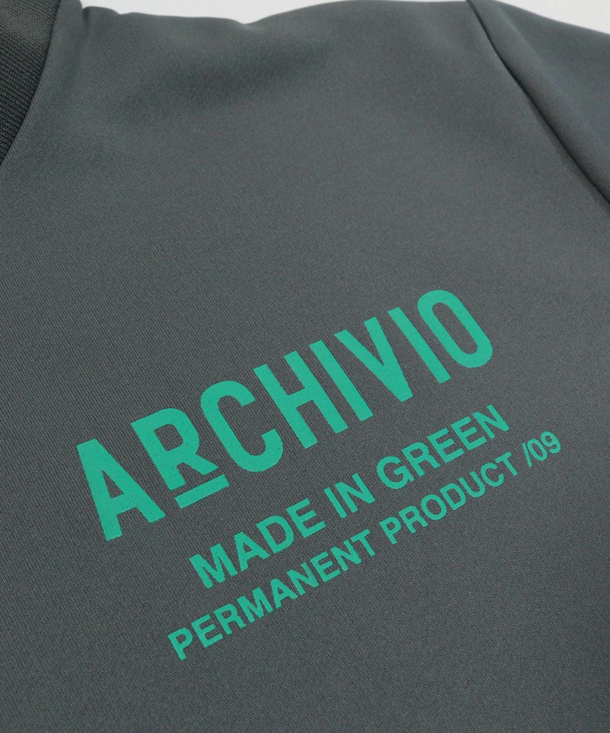 胸元ロゴデザイン部分（グレー）