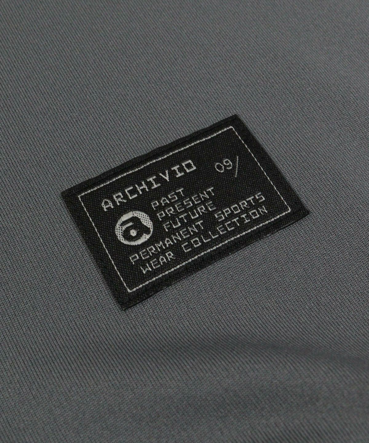 ロゴタグ部分（グレー）