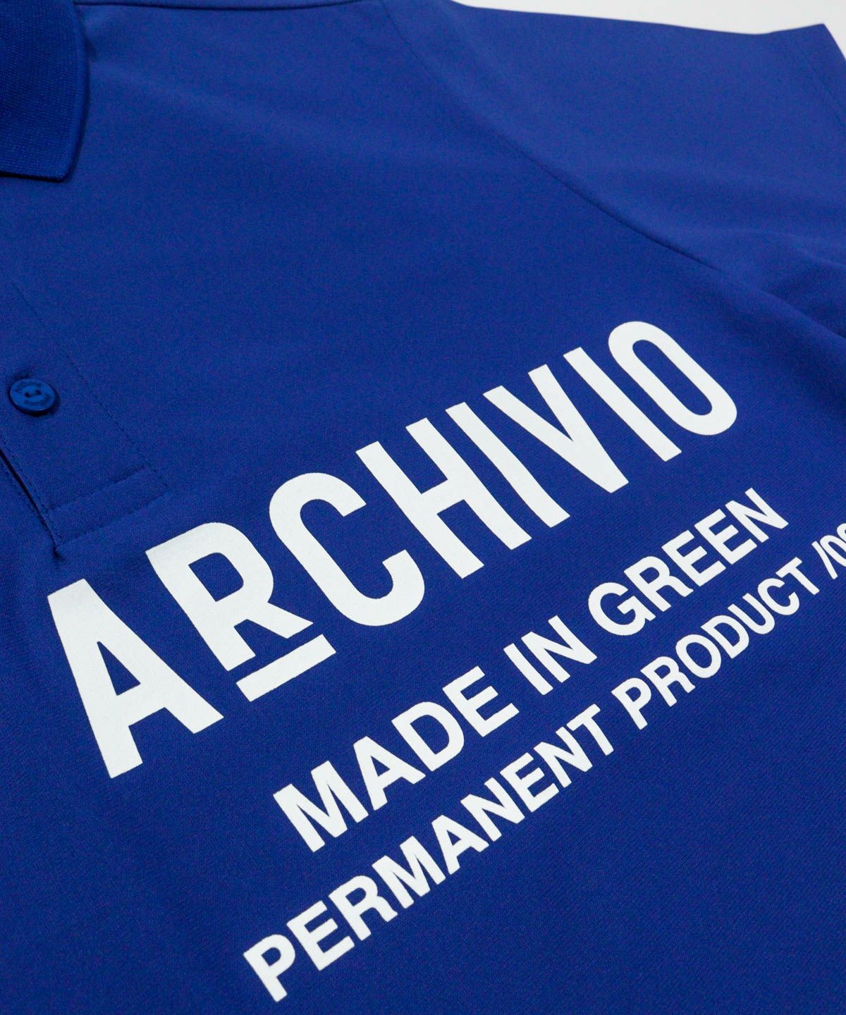 胸元ロゴデザイン部分（ブルー）