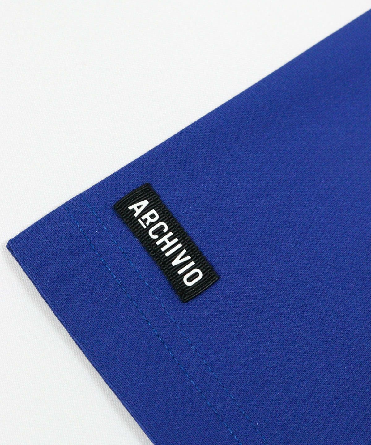 袖ロゴデザイン部分（ブルー）