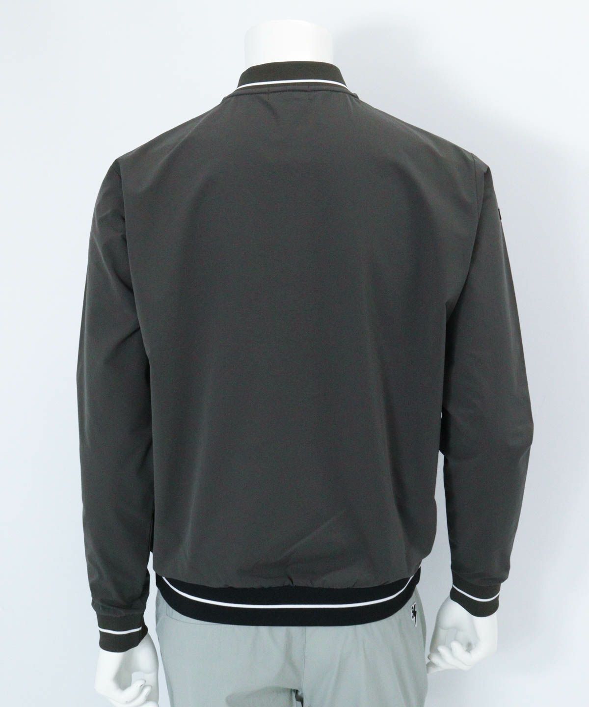 ハーフジップリブ切替プルオーバー（グレー）後ろ