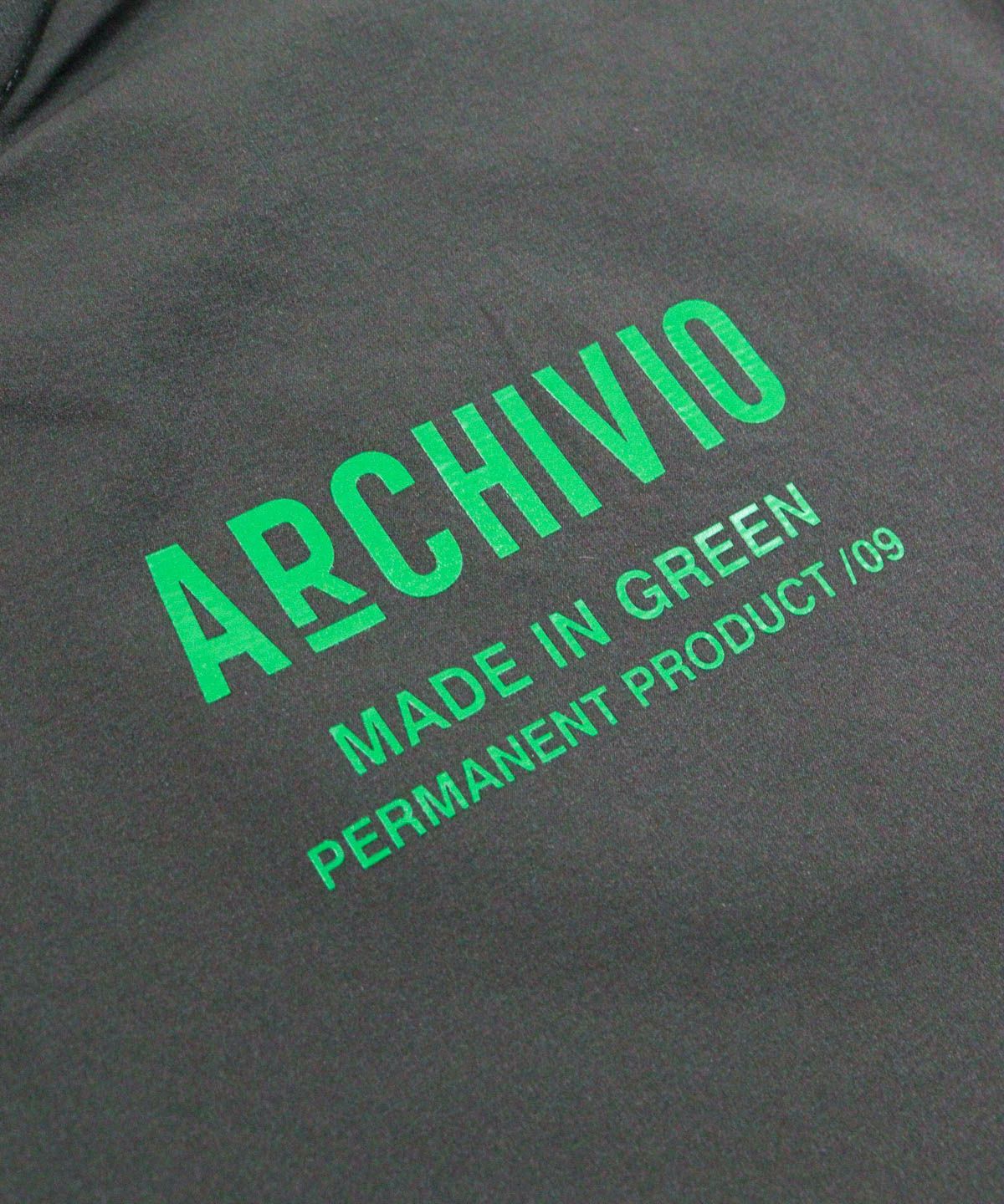 胸元デザイン部分（グレー）