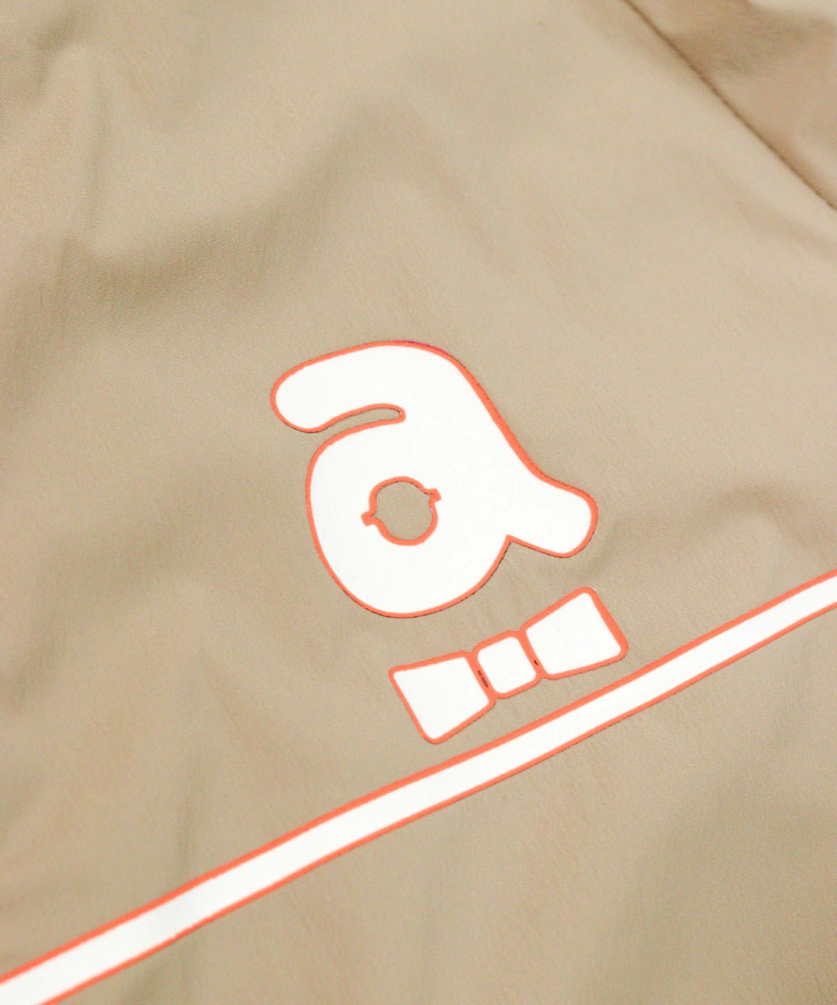 胸元デザイン部分（キャメル）