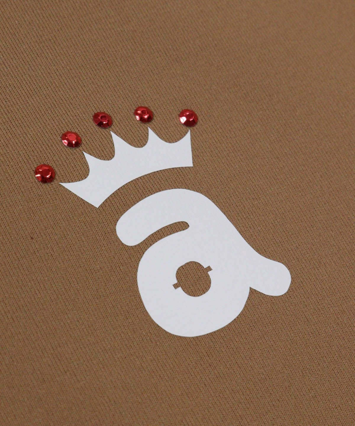 胸元ロゴデザイン部分（キャメル）