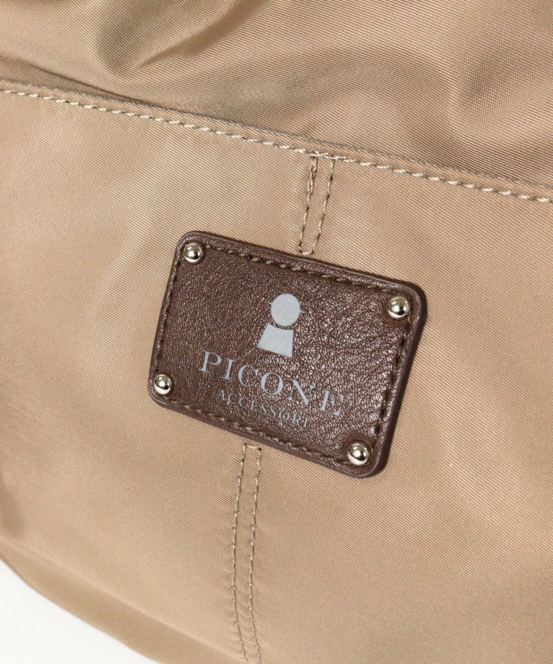 ロゴタグ部分（ベージュ）