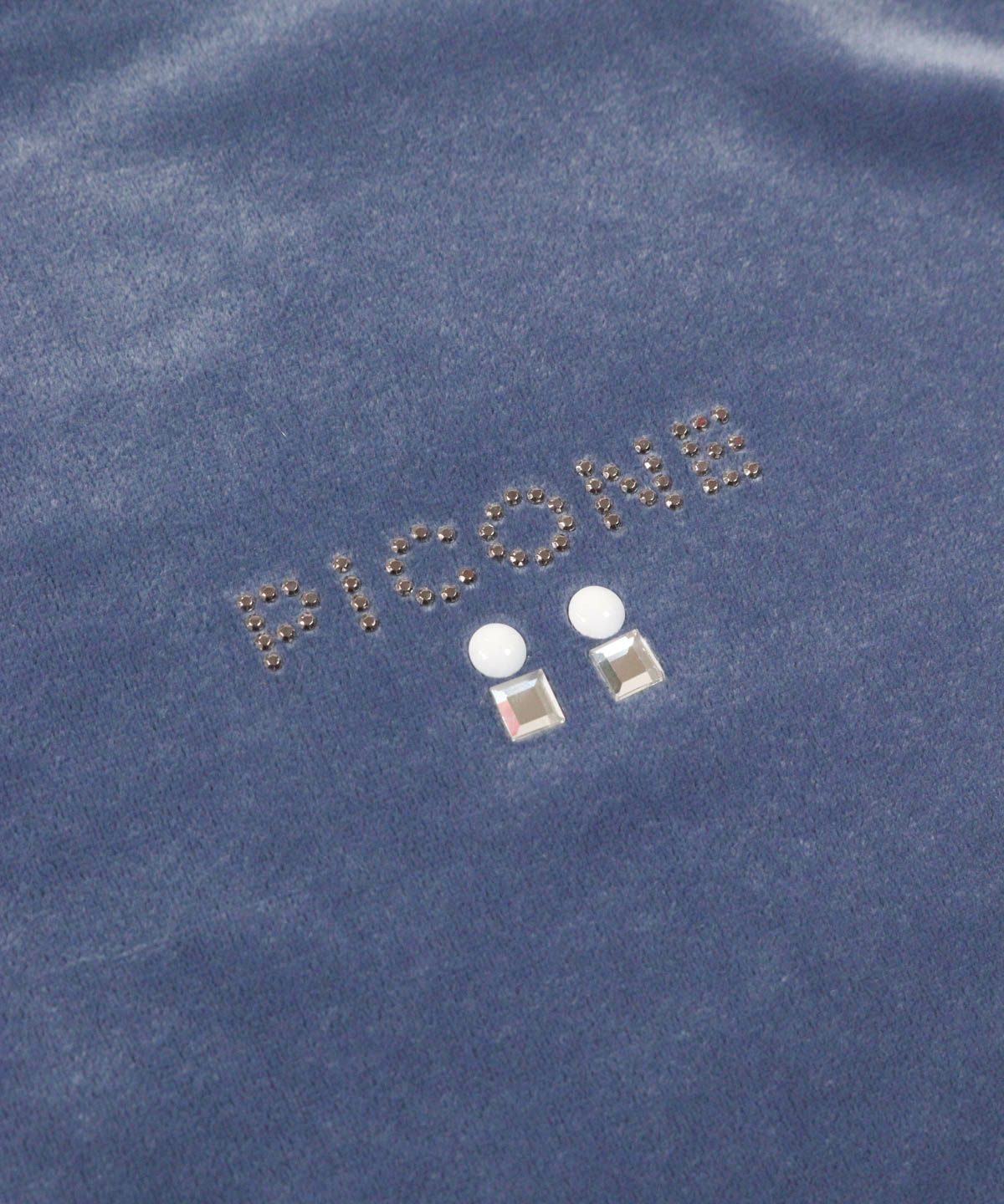 胸元デザイン部分（ライトブルー）