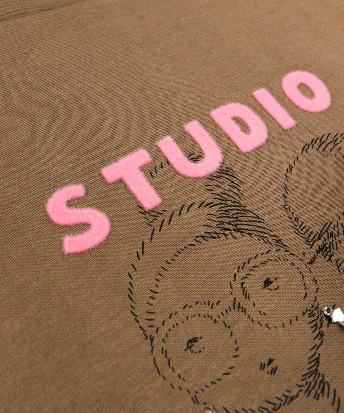 胸元デザイン部分（ブラウン）