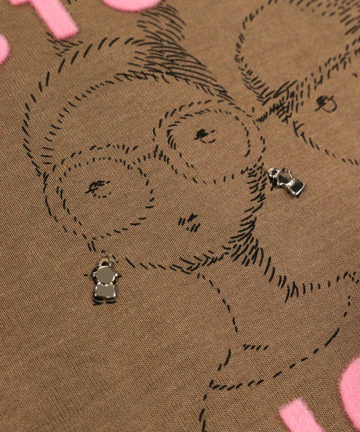 胸元デザイン部分（ブラウン）