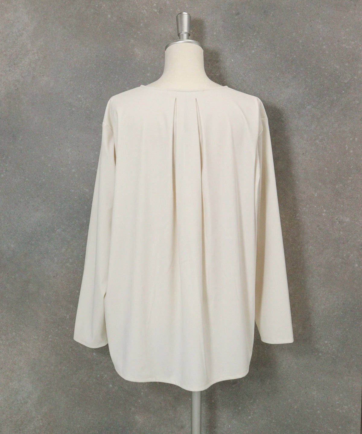 コード刺繍UV冷感プルオーバー後（ベージュ）