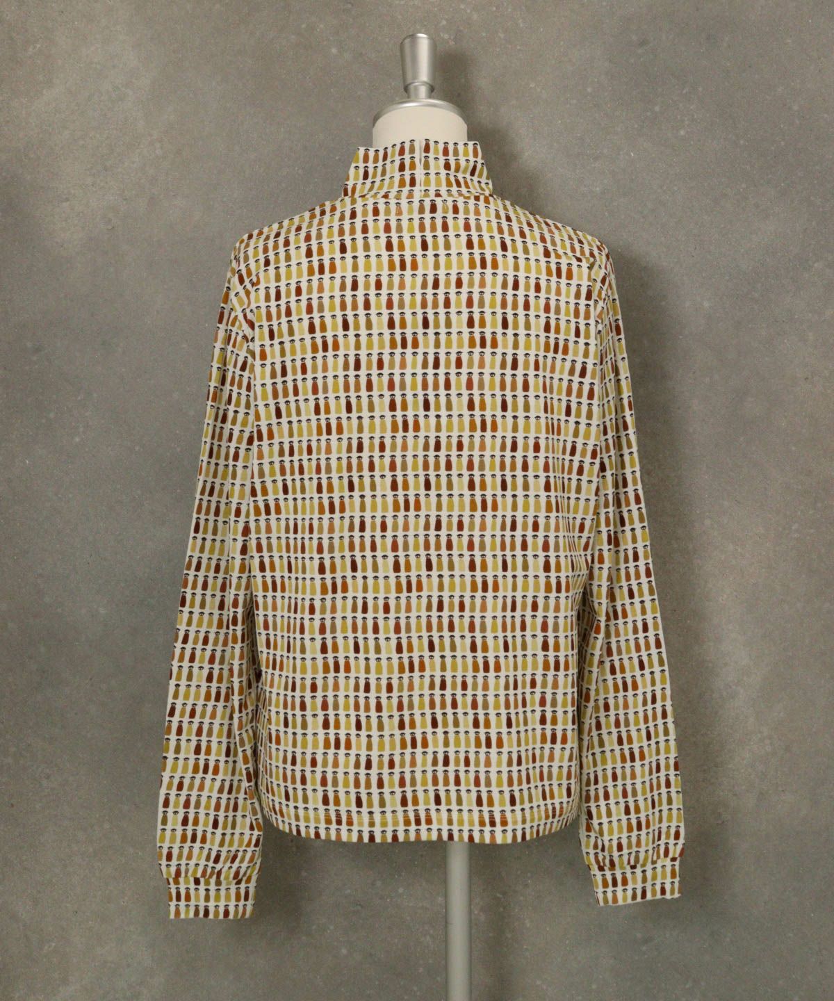 カラフルピコハイネックプルオーバー（ベージュ）後ろ