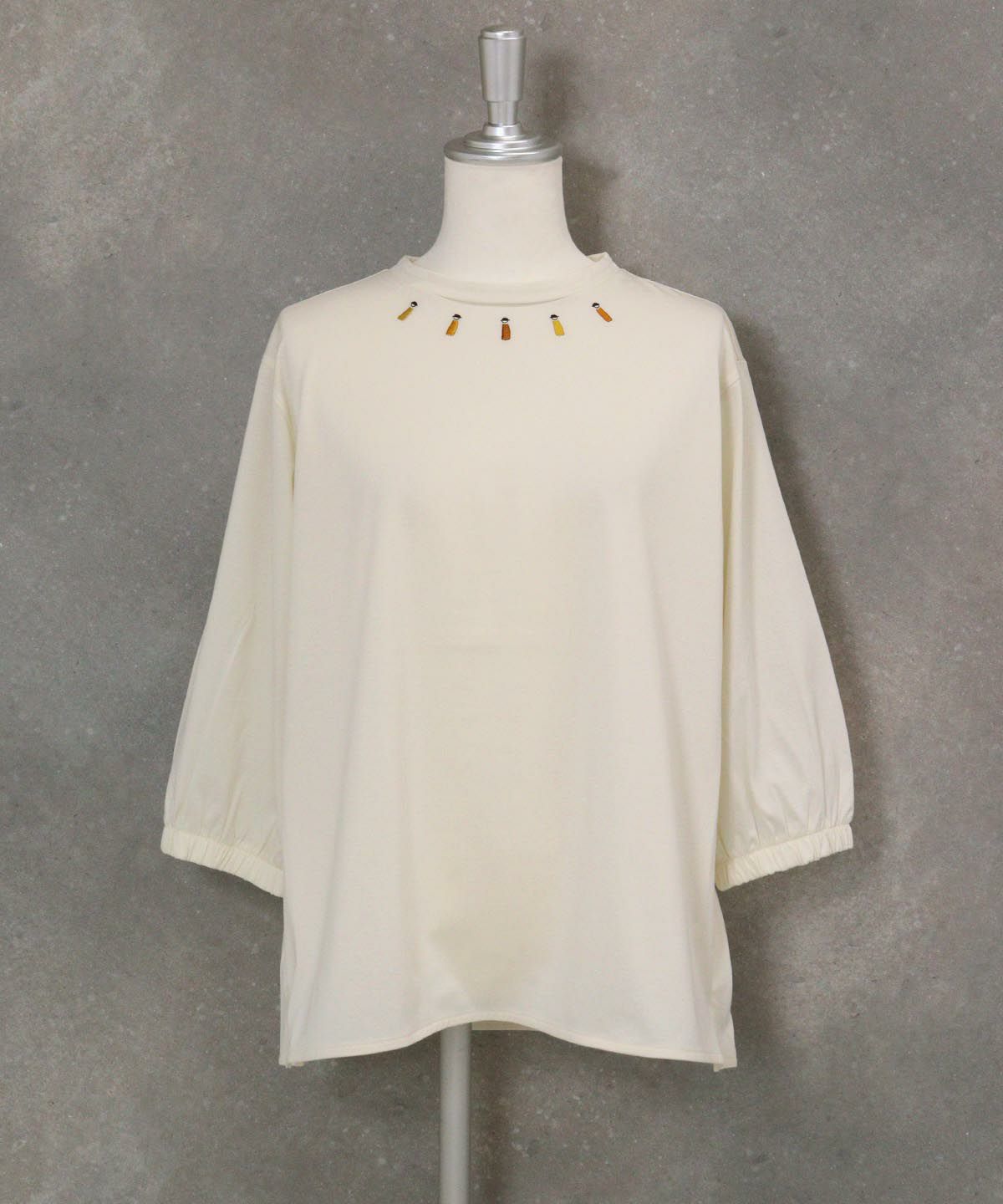 ピコ刺繍七分袖プルオーバー(ベージュ)前