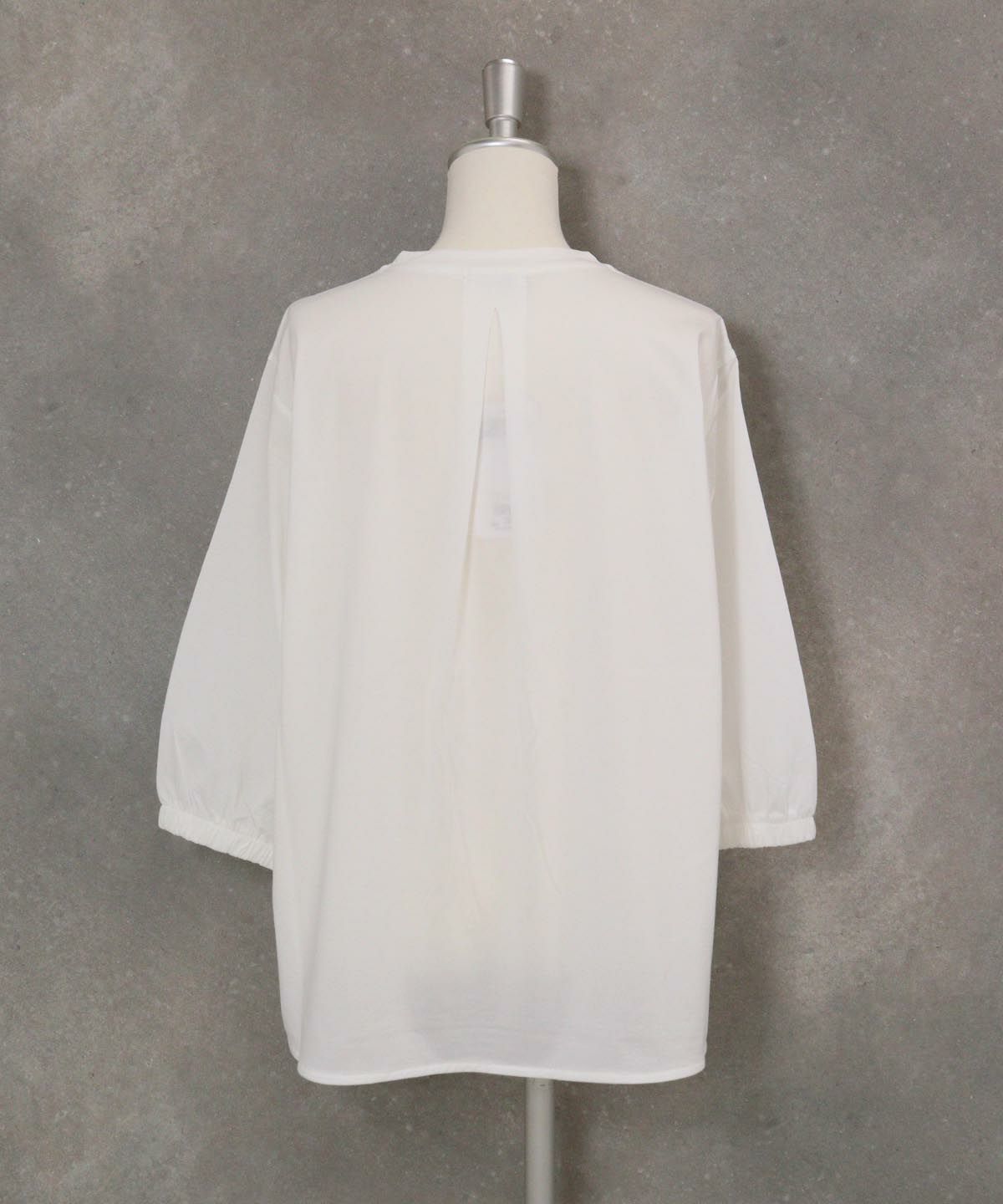 ピコ刺繍七分袖プルオーバー(ホワイト)後ろ