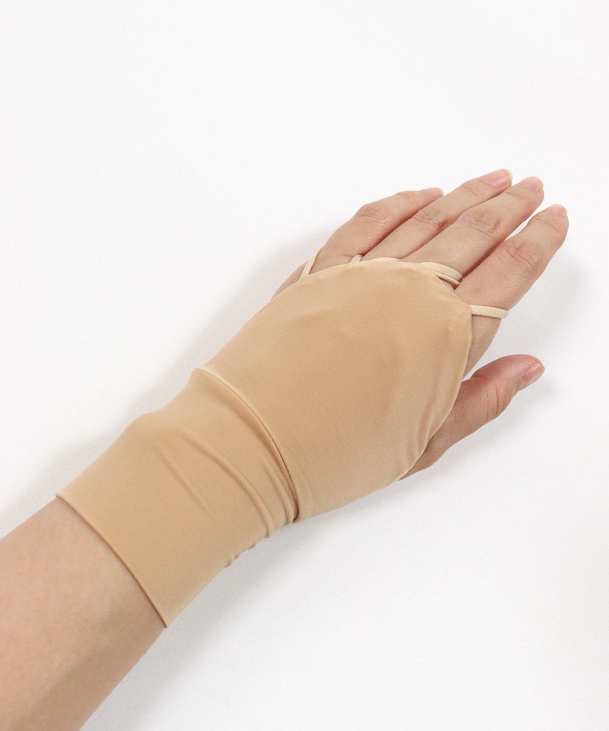 グローブ着用イメージ(ベージュ)