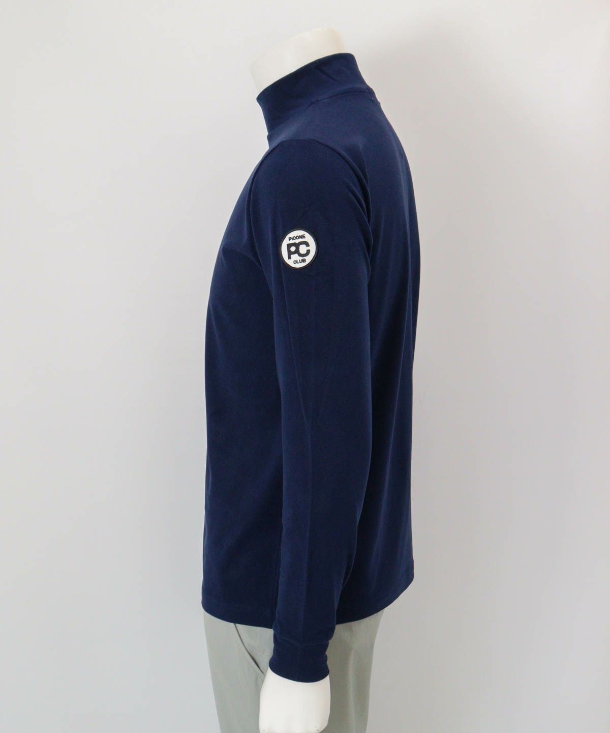 【メンズ】ロゴ刺繍起毛ハイネックプルオーバー横（ネイビー）