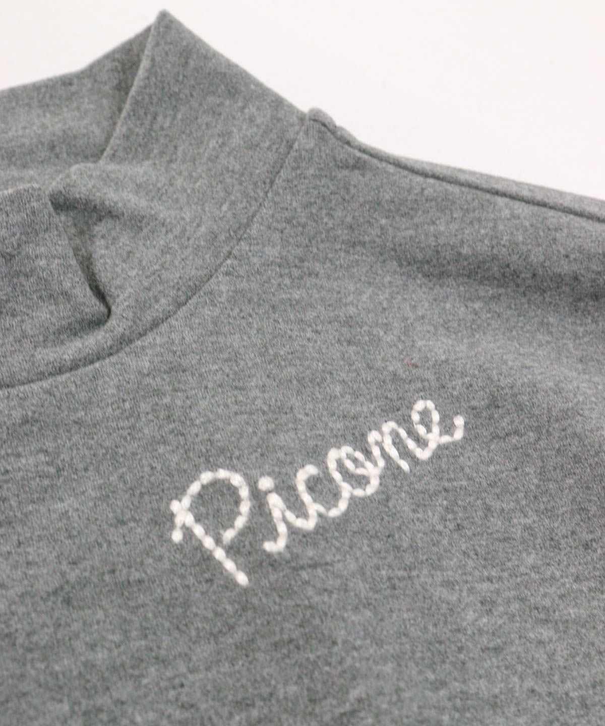 首元デザイン部分（グレー）