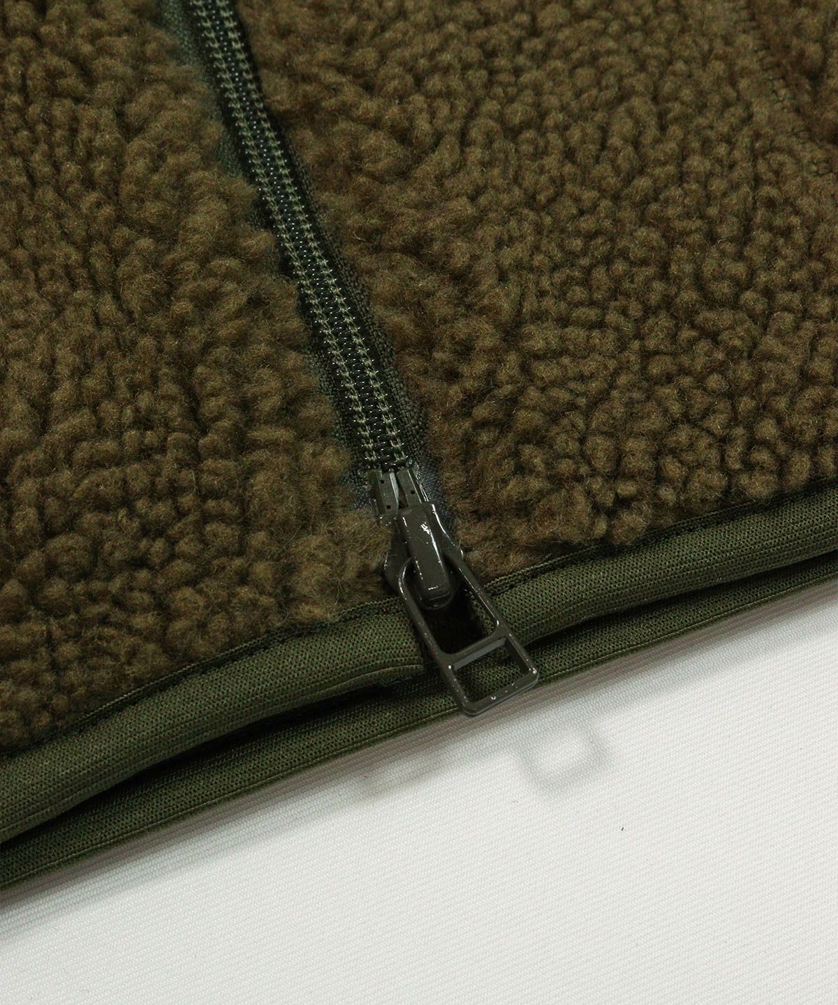 ファスナー部分(カーキ)