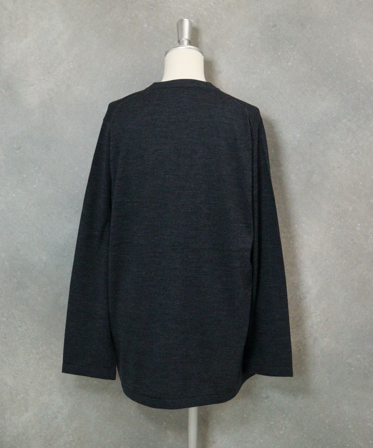 ウール100％Vネックニットカーディガン後（グレー）