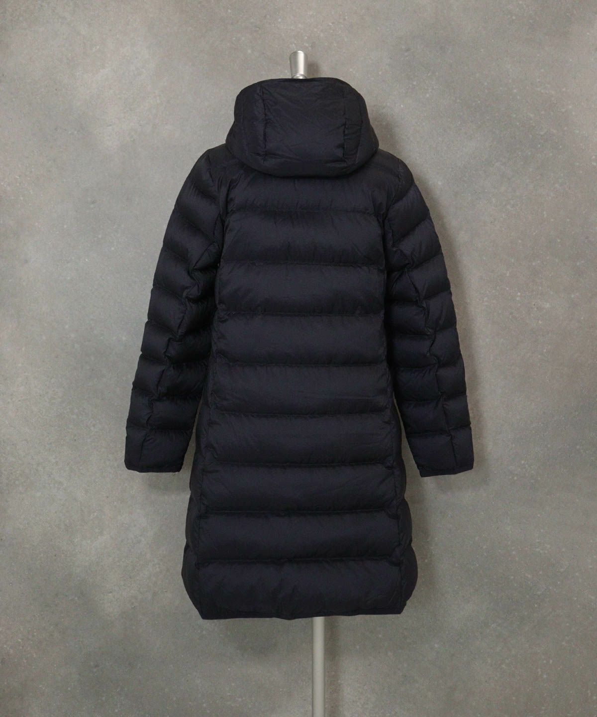 【オンラインストア・店舗限定商品】フード付撥水ダウンコート(ネイビー)後ろ