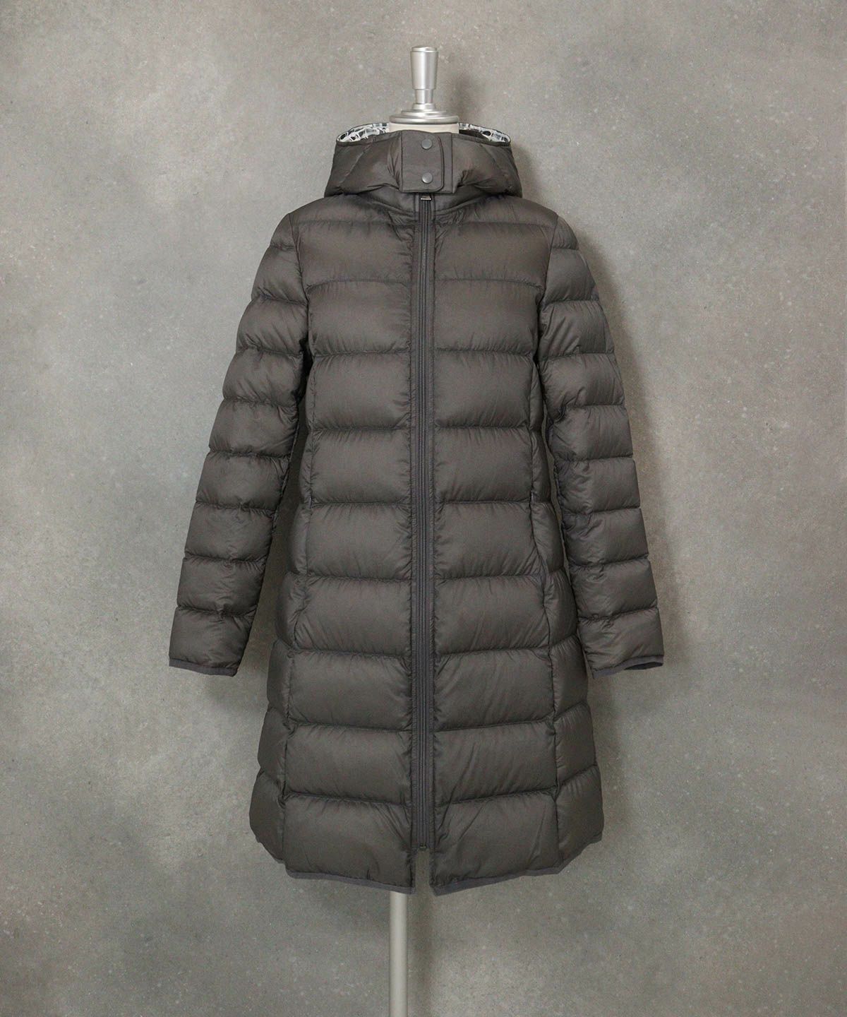 【オンラインストア・店舗限定商品】フード付撥水ダウンコート(グレー)前