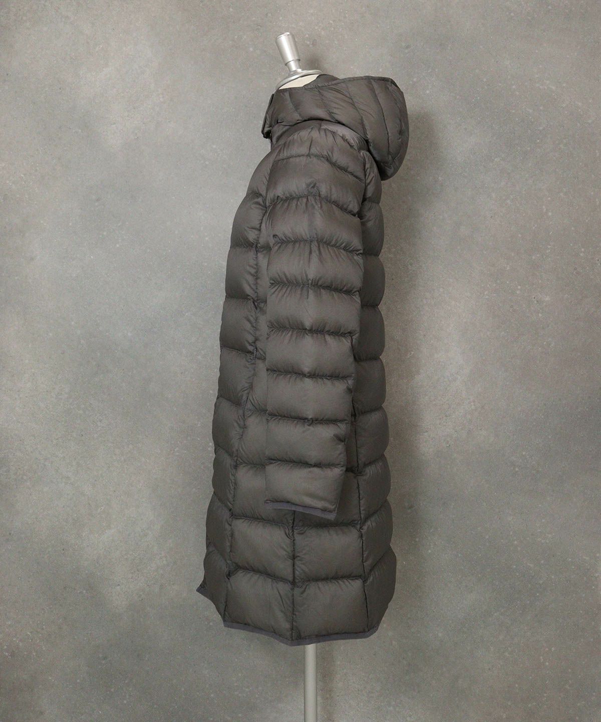 【オンラインストア・店舗限定商品】フード付撥水ダウンコート(グレー)横
