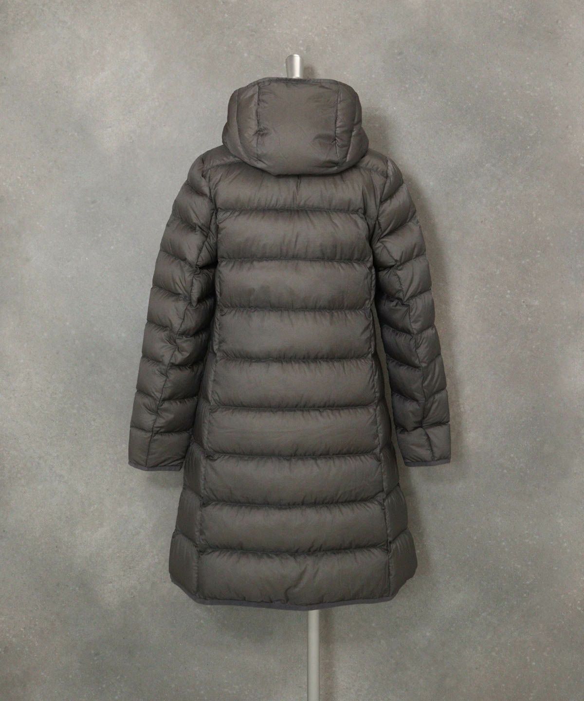 【オンラインストア・店舗限定商品】フード付撥水ダウンコート(グレー)後ろ