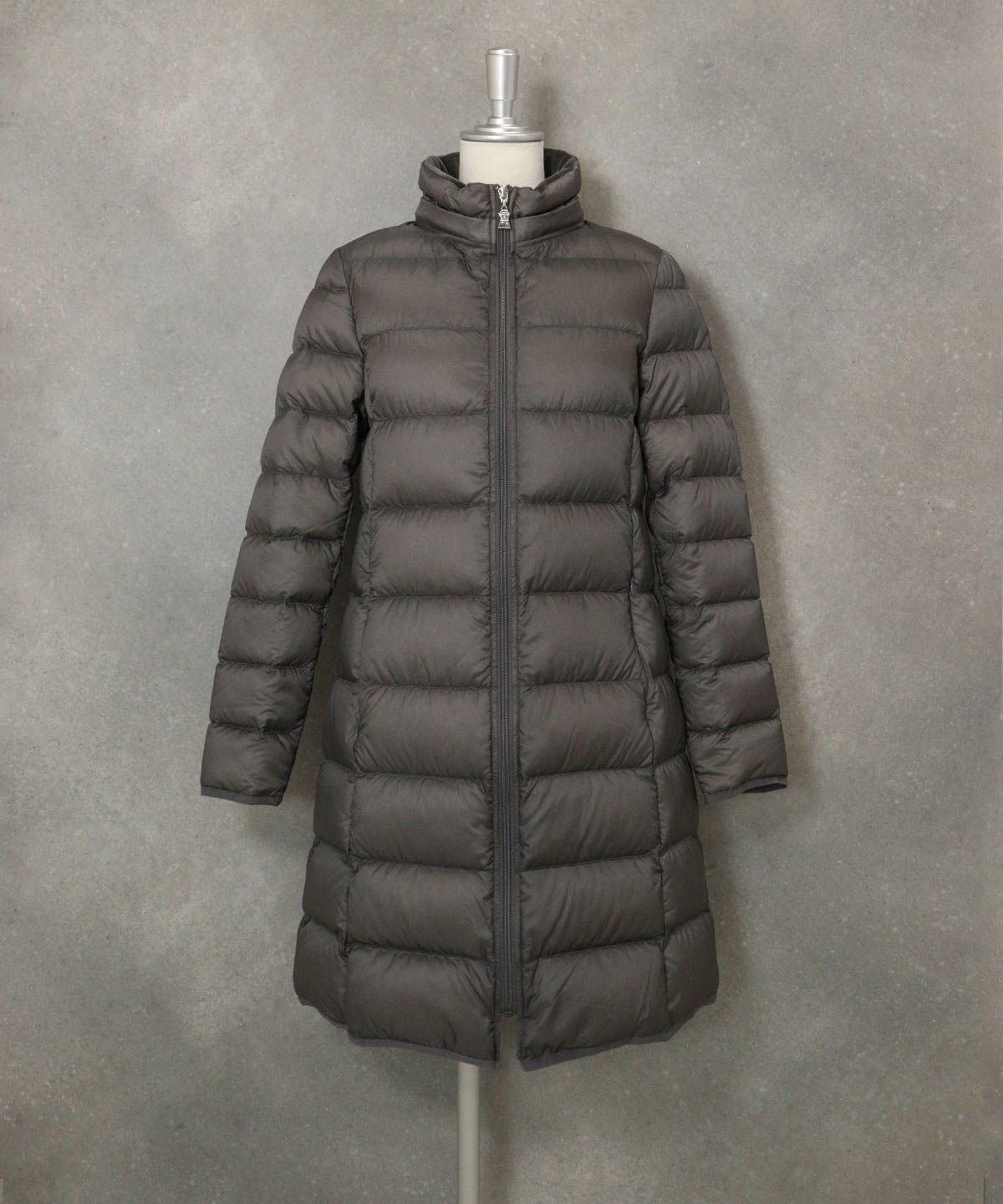 【オンラインストア・店舗限定商品】フード付撥水ダウンコート(グレー)前