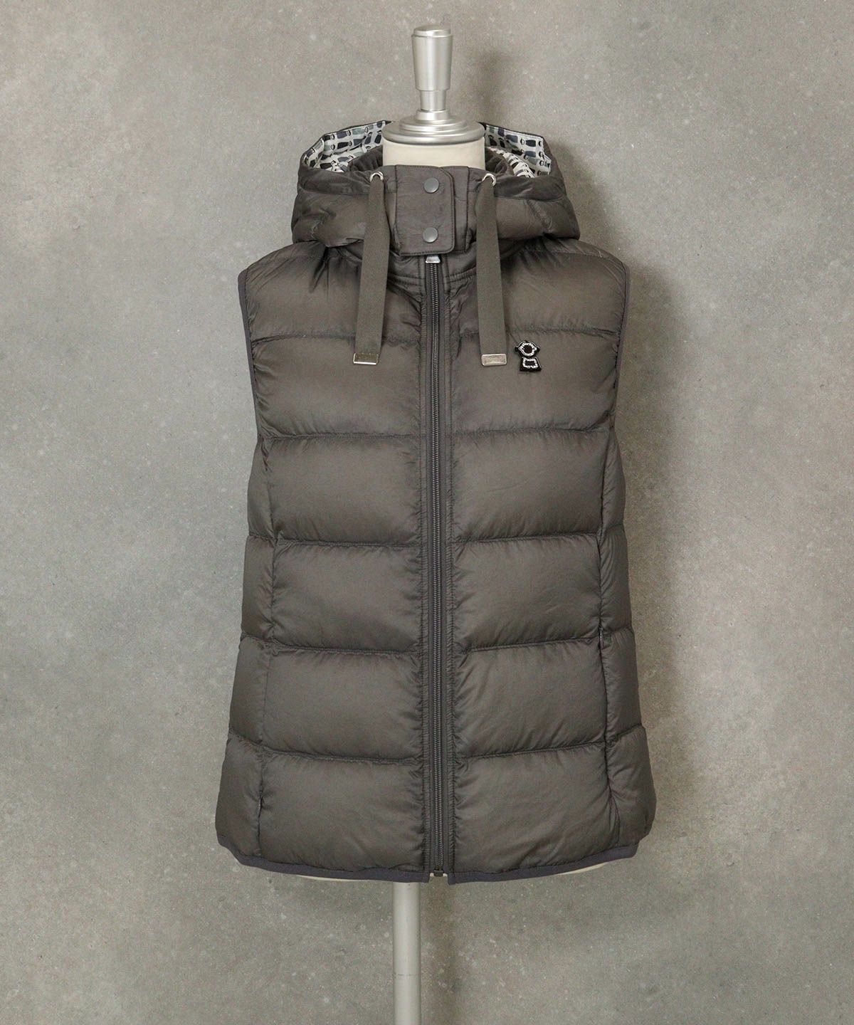 【オンラインストア・店舗限定商品】フード付撥水ダウンベスト(グレー)前