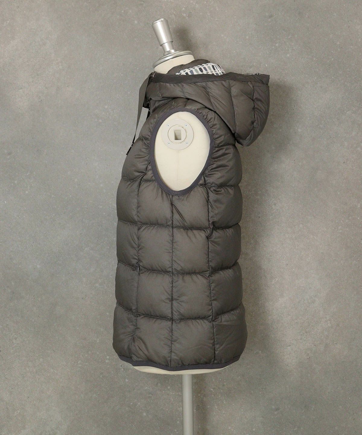 【オンラインストア・店舗限定商品】フード付撥水ダウンベスト(グレー)横