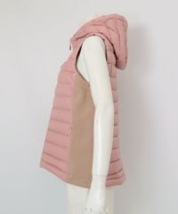 【オンラインストア・店舗限定商品】サイド切替ダウンベスト横（ピンク）