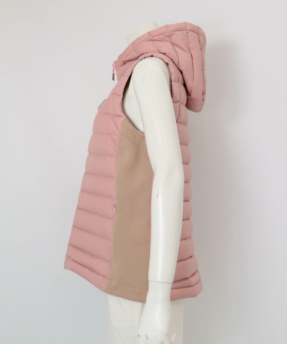 【オンラインストア・店舗限定商品】サイド切替ダウンベスト横（ピンク）