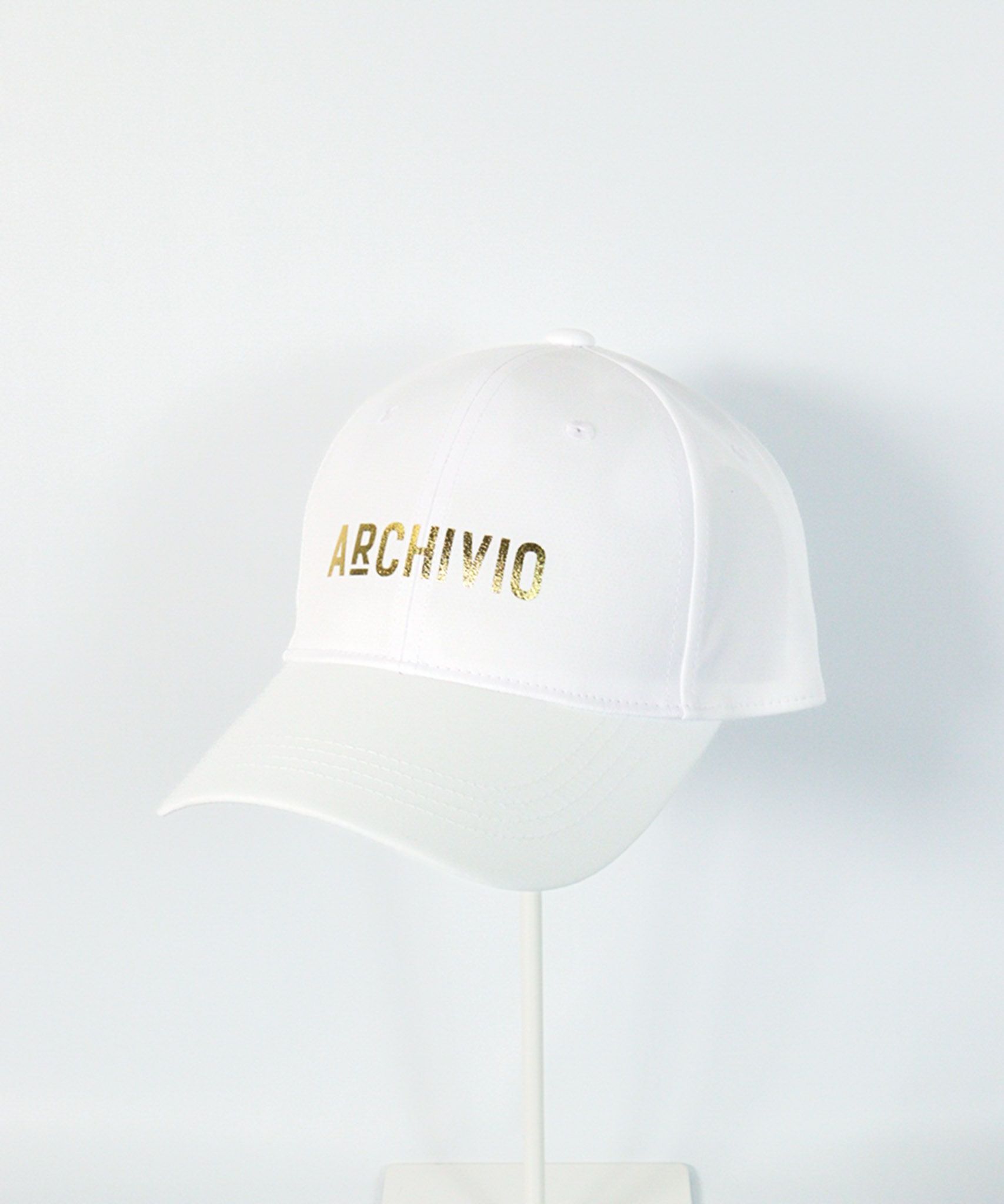 【メンズ】モノトーンロゴ撥水キャップ(ホワイト×ゴールド)