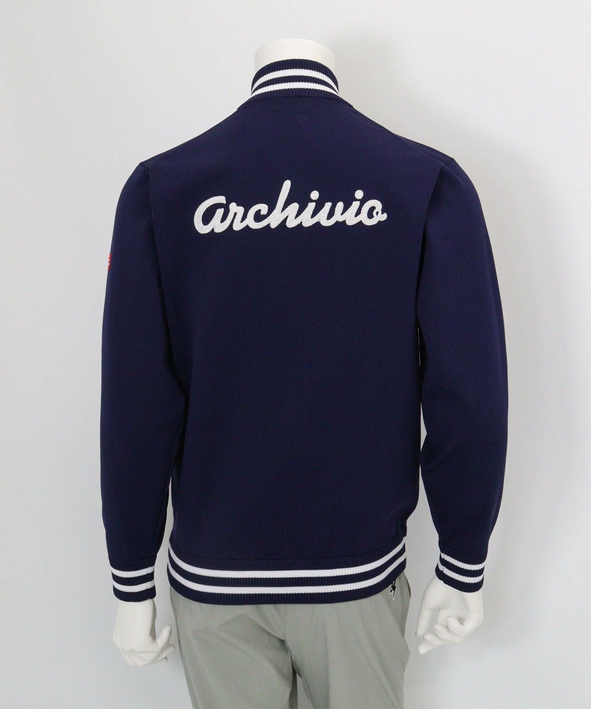 【メンズ】バック刺繍ニットブルゾン後（ネイビー）