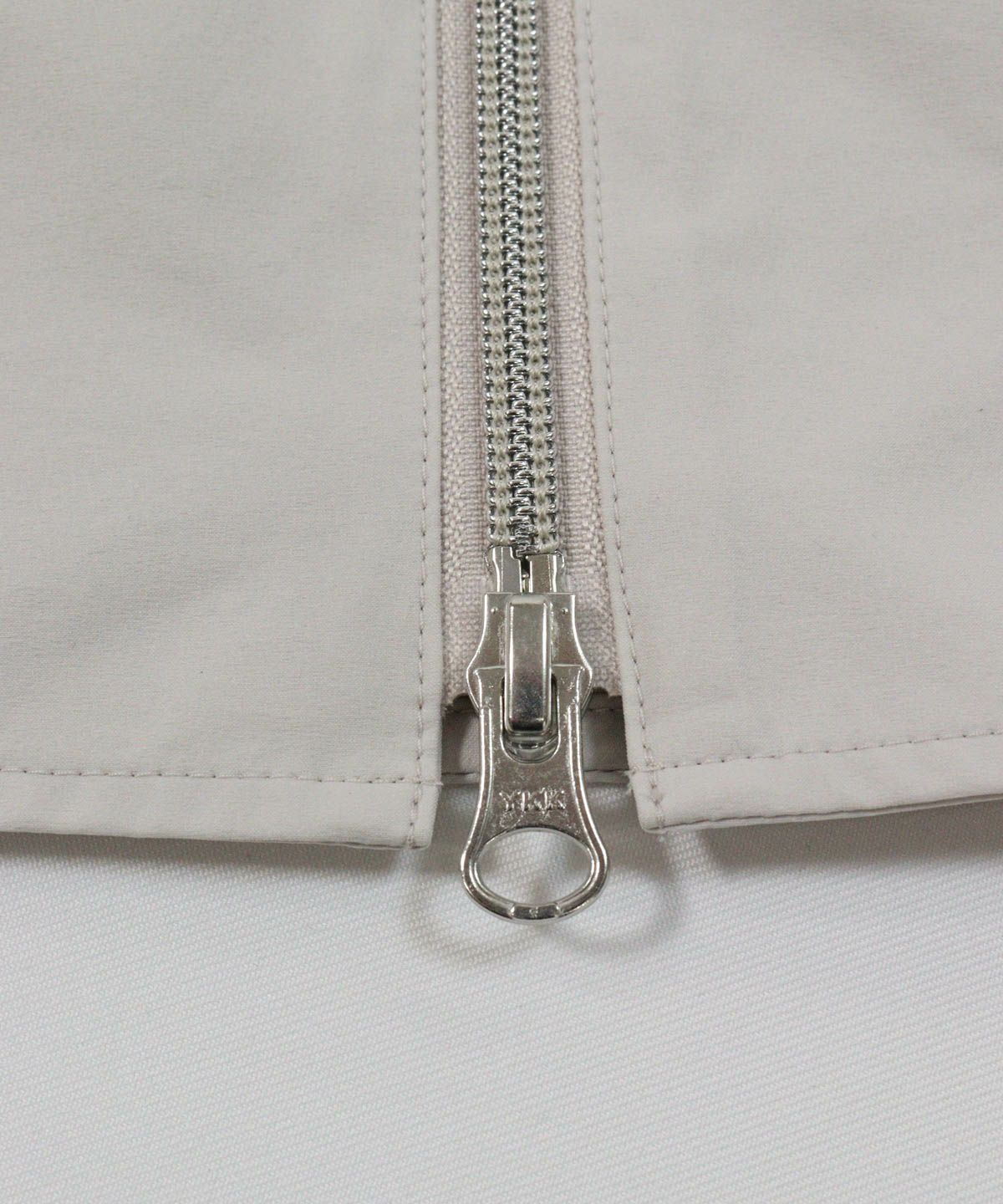 ファスナー部分（ライトグレー）