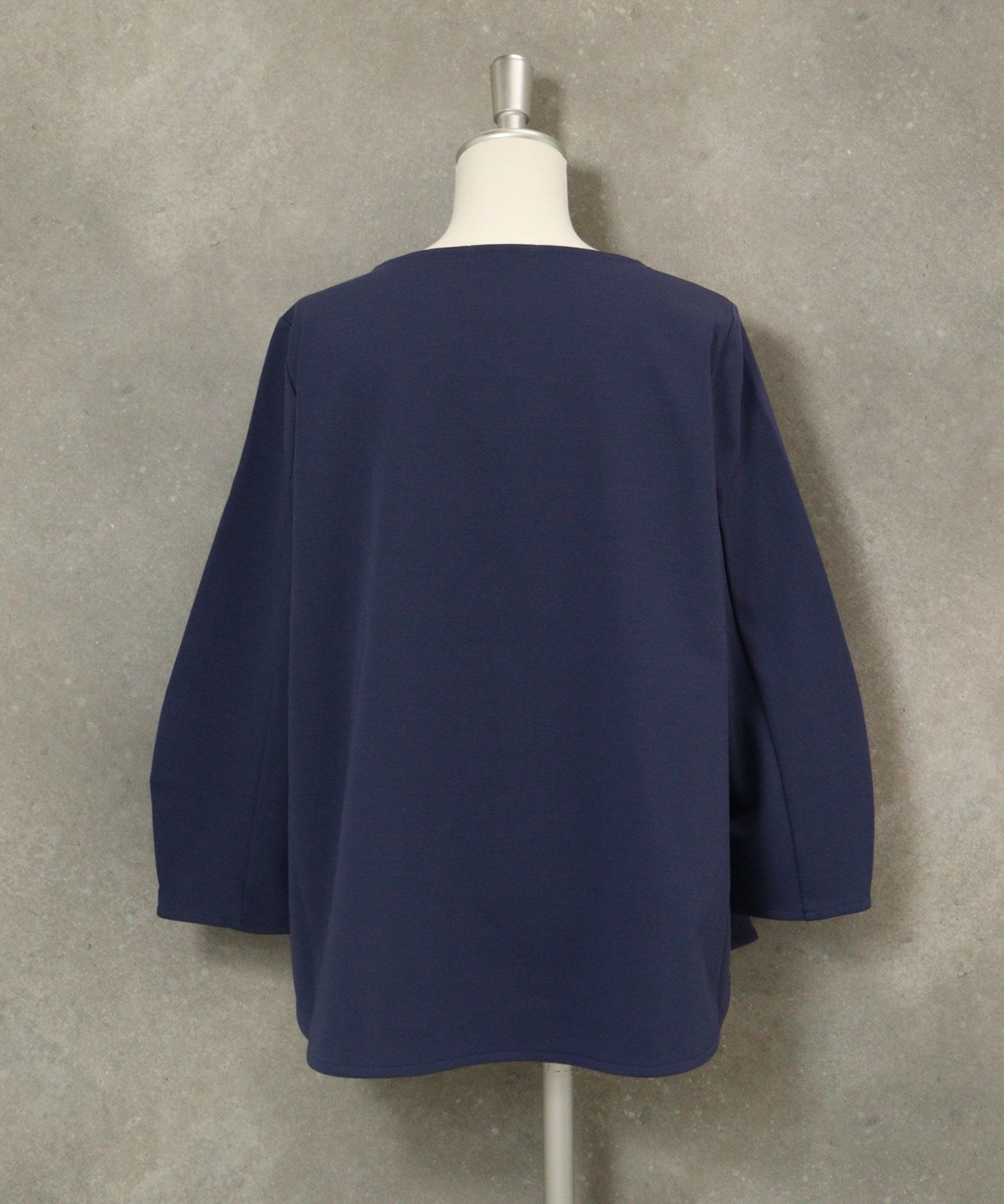 UV冷感タック袖プルオーバー後（ネイビー）